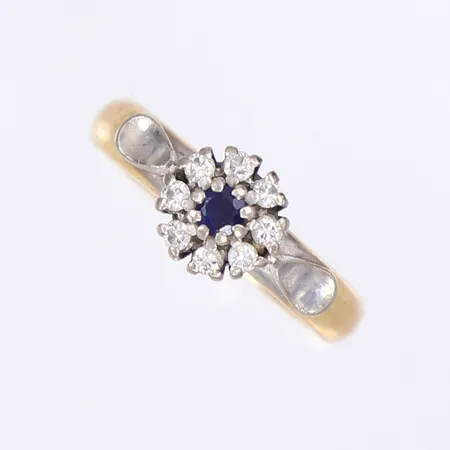 Carmoséring med diamanter 8x ca 0,02ct samt blå sten, stl 17¼, bredd 4-8mm, skena tillv. HJ&Co 1918, carmosé troligen senare tillbyggnad, gravyr, 18K Vikt: 7,7 g