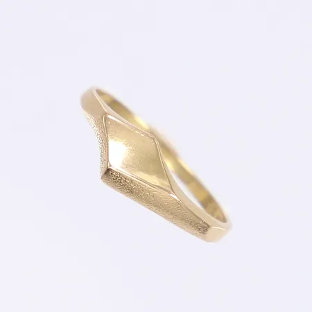 Ring, stl 18, bredd 1-6mm, tillv. Bengt Hallberg, 18K Vikt: 1,9 g