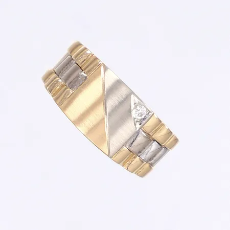 Ring med diamant 1x ca 0,03ct, stl 17¼, bredd 6-9mm, rödguld/vitguld 18K Vikt: 10,3 g