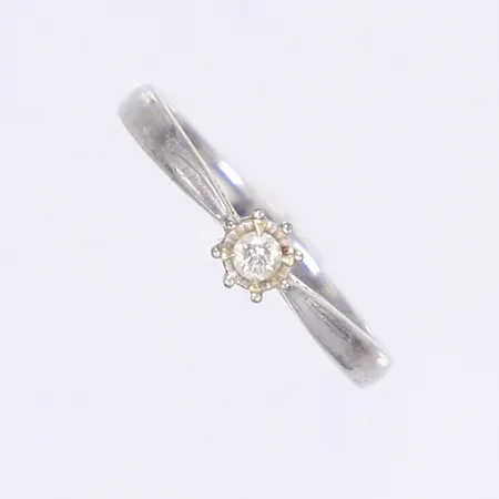 Ring med diamant 1x ca 0,04ct, stl 15¾, bredd 2-4mm, vitguld 18K Vikt: 1,7 g