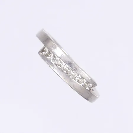 Ring med vita stenar, stl 18¾, bredd 3-5mm, silver 925/1000 Vikt: 4,4 g