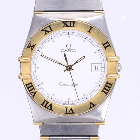 Herrur Omega Constellation "Manhattan", Ø32,5mm, quartz, datum, guld på stål, cal 1438, 396.1070.1, 396.1080.1, serienummer: 54572699, integrerad länk guld/stål kvartsstav, repor på boett samt länk, går ej troligen batteribyte, inga tillbehör