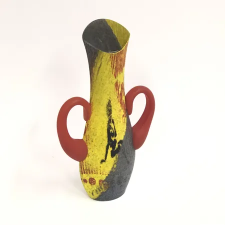 Glasskulptur, klar glasmassa med polykrom dekor, Kjell Engman för Kosta Boda, atelier, höjd ca 22,5cm, etikettmärkt, signerad "8-KEN AT 999002/500 Kosta Boda Kjell Engman Atelier", fint skick Vikt: 0 g