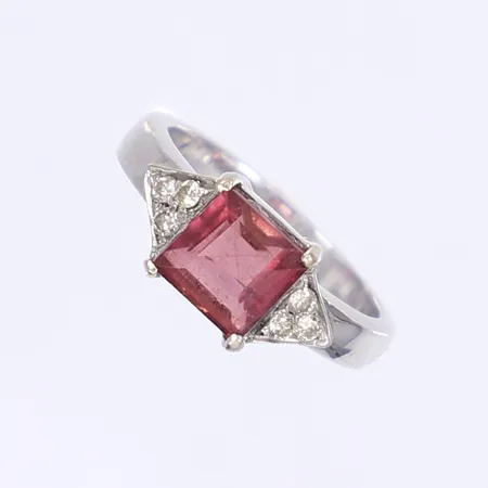 Ring med diamanter totalt ca 0,12ctv samt rosa sten troligen turmalin, stl 15¾, bredd 3-7mm, vitguld 18K Vikt: 4,6 g
