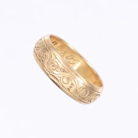 Ring, mönsterdekor, stl 17¾, bredd 6mm, tillv. 1905, gravyr, 18K Vikt: 6,1 g