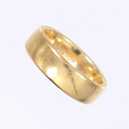 Ring, slät, stl 17, bredd 6mm, tillv. Schalins, repig, gravyr, 18K Vikt: 8,1 g