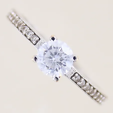 Ring med vita stenar, stl: 16½, bredd 1,5-1,8mm, vitguld 18K.  Vikt: 1,9 g