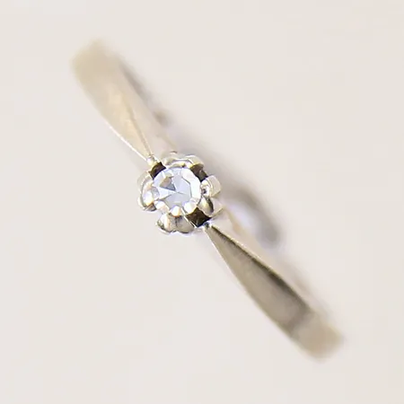 Ring med 8/8-slipad diamant 1 x 0,03ct, stl: 14, bredd 1,4-3mm, förminskningskulor, behov av omrodiering, vitguld 18K.  Vikt: 1,7 g