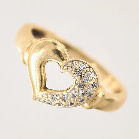 Ring i form av ett hjärta med 8/8-slipade diamanter 15 x ca 0,005ct, stl: 16¾, bredd 2,3-10mm, GHA, bucklig/skev, 18K.  Vikt: 3,1 g
