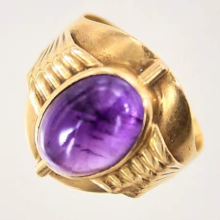 Ring med ametist, stl: 18½, bredd 3,5-17,5mm, skev, 18K.  Vikt: 5,4 g