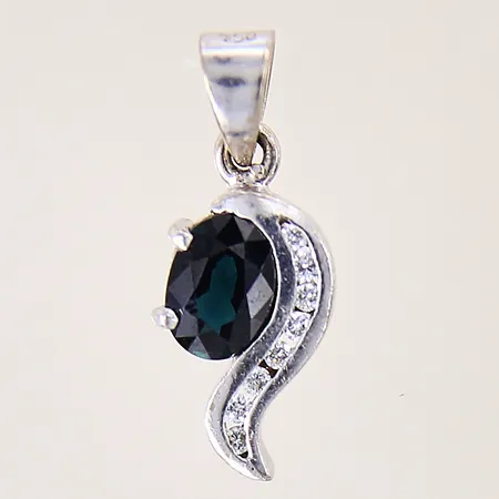Hänge med blågrön sten, troligen safir, samt diamanter 8 x ca 0,01ct, 23x8mm, vitguld, guld med mindre repor samt slitage, 18K  Vikt: 2,9 g
