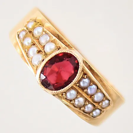 Ring med orientaliska pärlor samt röd sten, troligen granat, stl 15¼, bredd 3-6mm, gravyr, 18K  Vikt: 1,5 g
