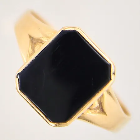 Ring med onyx, stl 20¾, bredd 3-12mm, 18K  Vikt: 3,2 g