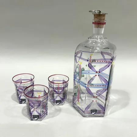 Glaskaraff med kork, höjd ca 21cm, 3st snapsglas, höjd ca 6cm, målad dekor, Orrefors Vikt: 0 g