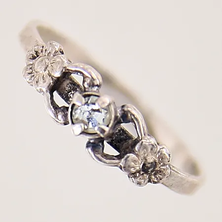 Ring med sten, stl 15¼, bredd 1,5-4,5mm, silver 835/1000 Vikt: 0,8 g