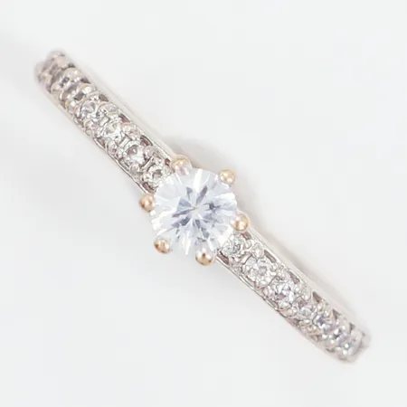 Ring med vita stenar, stl 17, bredd 2-5mm, vitguld, skevheter, 14K Vikt: 2,3 g