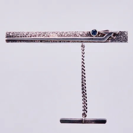 Slipsklämma med blå sten, BEH Bengt Hallberg Guldsmeds AB 1988, längd ca 51mm, silver Vikt: 6,3 g