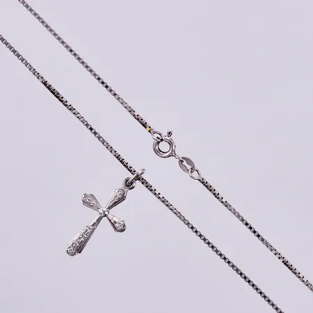 Kedja längd ca 39cm, bredd ca 1mm, hänge längd ca 25mm, silver Vikt: 3,5 g