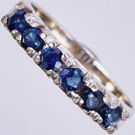 Ring vitguld med blå stenar, stl: 17, bredd: ca 3mm, 18K Vikt: 3,3 g