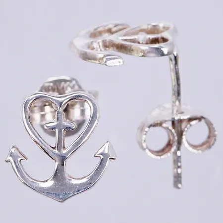 Ett par örhängen, längd: ca 0,7cm, bredd: ca 7mm, 925/1000, silver Vikt: 0,7 g