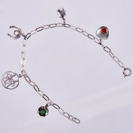 Armband med 5 berlocker, längd ca 19cm, bredd ca 4mm, silver Vikt: 6,7 g