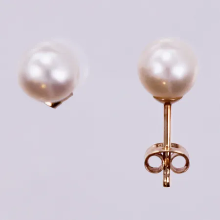 Ett par örhängen med odlade pärlor, Ø ca 6mm, 18K Vikt: 1,1 g
