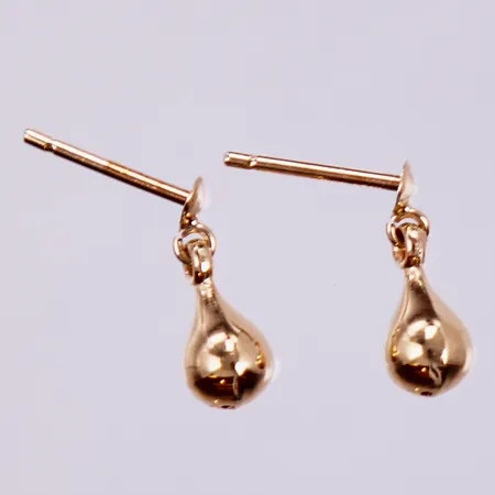 Ett par örhängen längd ca 10mm, bredd ca 2-4mm, stopp saknas, 18K Vikt: 0,7 g