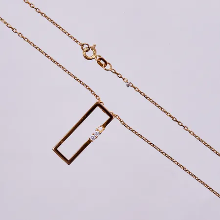 Kedja längd ca 41cm, bredd ca 1mm, hänge med vita stenar, en saknas, längd ca 22mm, bredd ca 9mm, 21K Vikt: 4,3 g