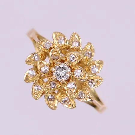 Ring med diamanter ca 1x0,10, 18x0,005-0,01ct, stl 17¾, bredd 2-13mm. 18K  Vikt: 2,8 g