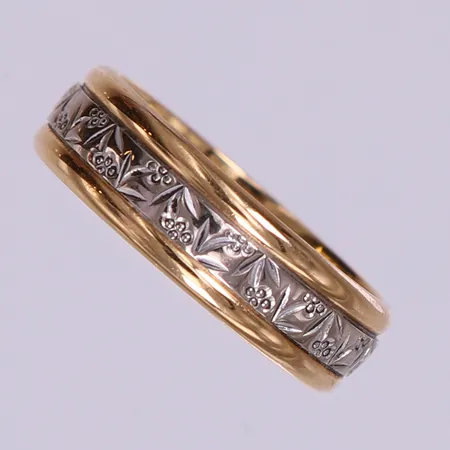 Ring med mönsterdekor, stl 16½, bredd 5mm,  Flemming Uziel. 18K  Vikt: 5,2 g