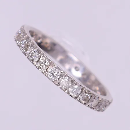 Ring med briljantslipade diamanter 28 x 0,04ct, Kvalité ca W(H)/SI, totalt ca 1,10ct, helallians, stl: 18¾, bredd 3mm, Schalins, vitguld 18K.  Vikt: 3,6 g