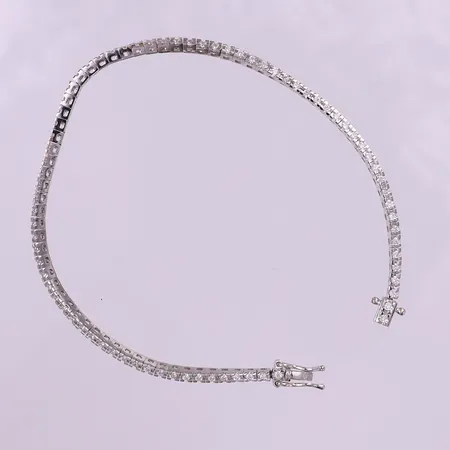 Riviérearmband med briljantslipade diamanter 76 x ca 0,02ct, totalt ca 1,50ctv, flertalet diamanter indikerar på syntetiska, längd 18cm, bredd 2mm, länk med slitage, brytskadad vid lås, ostämplat vitguld 18K.  Vikt: 10 g