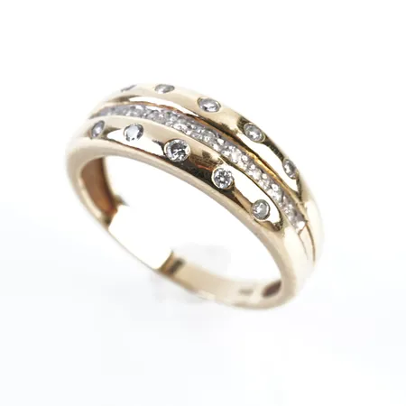 Ring, diamanter, stl 18, bredd 7mm, 18k Vikt: 4,4 g