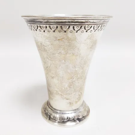 Silverpokal, höjd:108mm, Ø84mm, C.G.Hallberg, Stockholm 1945, 830/1000. Vikt: 79,5 g