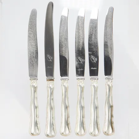 6 Knivar, modell: Hallbergs Chippendale, längd:245mm, C.G.Hallberg, 1937-1963, fyllda skaft, knivblad i rostfritt stål, gravyr, silver 830/1000, bruttovikt:458,1g Vikt: 458,1 g