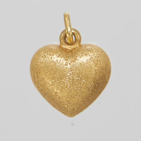 Hänge, hjärta, delvis poleras delvis texturerad, 17,5x12,5mm, 18K. Vikt: 1,6 g
