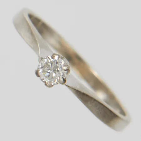 Ring, briljantslipad diamant ca 0,15ct, ca W/SI2, Ø16¼, bredd:1,4-3,5mm, Olenfalk & Hellbergs Guldatelje, Stockholm 1965, inneslutning som når bordet, vitguld, 18K. Vikt: 2,2 g