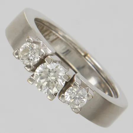 Ring, 2 i 1, första ringen med mittsten briljantslipad diamant ca 0,40ct, ca W/SI, sidostenar briljantslipade diamanter 16xca0,0075ct, Ø17½, bredd:2,5-5mm, andra ringen med briljantslipade diamanter 2xca0,18ct, ca W/VS, Ø17½, bredd:4,5mm, vitguld, 18K. Vikt: 8,5 g