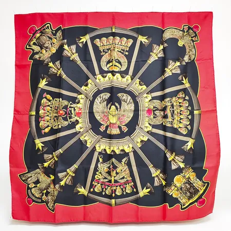 Scarf, Hermès, Carré Scarab, vintage, 88x88cm, polykromt motiv av skarabéer, örnar och papyrus i brunt och guld på svart och röd botten, mindre tråddragning, i övrigt gott skick, 100% siden, inga andra tillbehör. Vikt: 0 g
