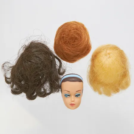 Barbiedocka, Barbie Fashion Queen Head, OBS! Endast ett dockhuvud med 3 peruker i brunett, blond och titian (röd), tillverkad år 1958, ställning till perukerna, färgbortfall på dockhuvudet. Vikt: 0 g