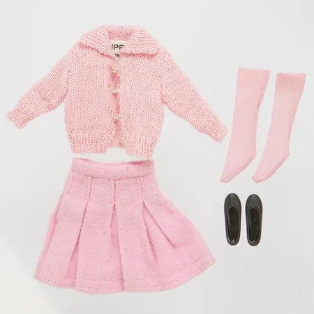 Barbiekläder, #1907 School Days, till Skipper, tillverkad 1964-1965, rosa stickad kofta, rosa strumpor, platta svarta skor, rosa flanellkjol, semikomplett (saknar vit bomullsblus, träskål med garnnystan). Vikt: 0 g