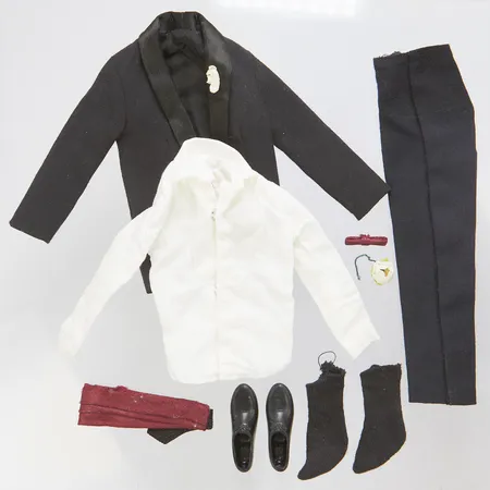 Barbiekläder, #787 Ken Tuxedo, tillverkad 1961-1965, komplett med svart smokingjacka, svarta kostymbyxor, vinröd fluga, vinröd livgördel, svarta strumpor, svarta skor, blomkorsage, bruksslitage. Vikt: 0 g