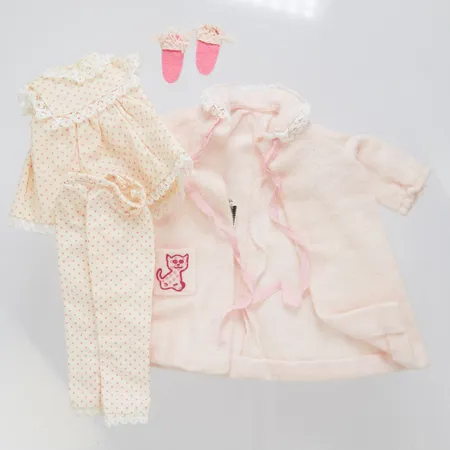 Barbiekläder, #1909 Skipper Dream Time, tillverkad 1964-1966, tvådelad pyjamas, rosa morgonrock, rosa tofflor, ej komplett (saknar gosedjur, blå telefon och telefonbok). Vikt: 0 g