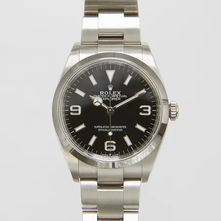Herrur Rolex Explorer, stål, automatisk 36mm, ref: 124270, snr: T96420G4, Cal. 3230, verknr: 6C1E3730, boettnr: 2570, safirglas, oysterlänk, stål, ref: 78GB - E1T, viklås, extra länkbit, skyddsring, manual, certifikat daterat 30.12.2022, kvitto Engströms Jönköping, 2022-12-30, box, ytterkartong