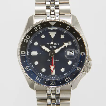 Herrur Seiko 5 Sport GMT, stål, automatisk, 42mm, ref:SSK003K1, boettnr: 4R34-00A0, serienr: 851307, datum, glasbaksida, stållänk, viklås, inga tillbehör. Vikt: 0 g