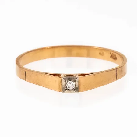 Ring i 18K guld med en åttkantsslipad diamant á c:a 0,02ct; fattad i vitt guld. Den är 2,4 - 3 mm bred, är i storlek 20¾ och väger 2,3g. Svensk importstämpel & 18K. 