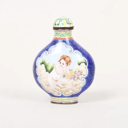 Snusflaska, emalj, Kina, med Qianlongs fyra karaktärers märke, tidigt 1900-tal, höjd 6,5cm, slitage, mindre emaljskador. Vikt: 0 g