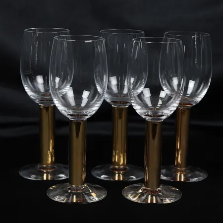 Fem Rödvinsglas, "Nobel", formgiven av Gunnar Cyrén, Orrefors, höjd ca 18 cm, slitage, två med mindre guldbortfall. Vikt: 0 g Skickas med postpaket.
