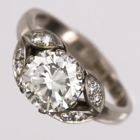 Ring med briljantslipad diamant, 2,26ct enligt gravyr, kvalitet ca Cr-TCa(J-K)/SI, sidostenar 8 x ca 0,02ct, Gunnar Fahlström AB, Hovjuvelerare, Stockholm år 1978, stl: 17¾, bredd: 2,5 - 9 mm, 18K vitguld. Vikt: 5,6 g