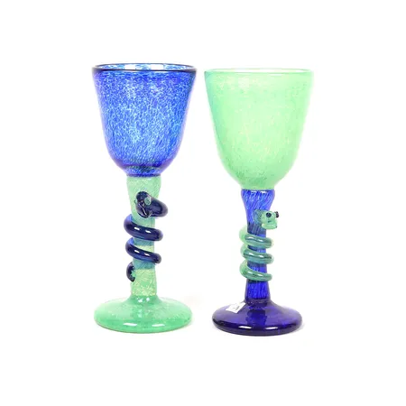 Två Pokalglas, Jan Stievens, Glashytta, grönt och blått glas, höjd ca 20 cm, varav en med etikett.  Vikt: 0 g Skickas med postpaket.